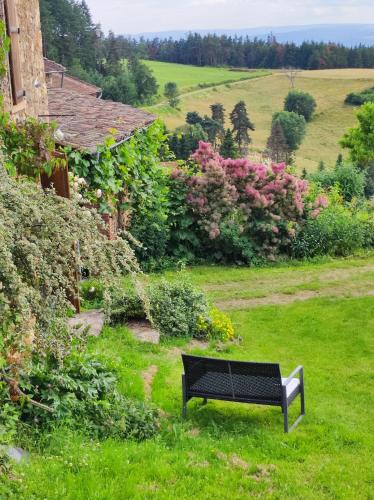 Champagnac-le-Vieux House | Eco-gîte panoramique face aux volcans avec ateliers couture bohème en option