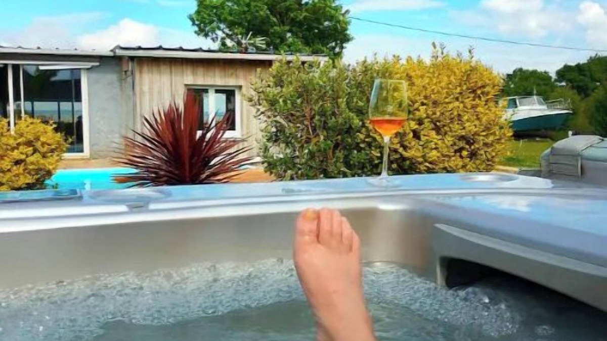 Saint-Yzans-de-Medoc House | Eco lodge on the estuary pool and spa