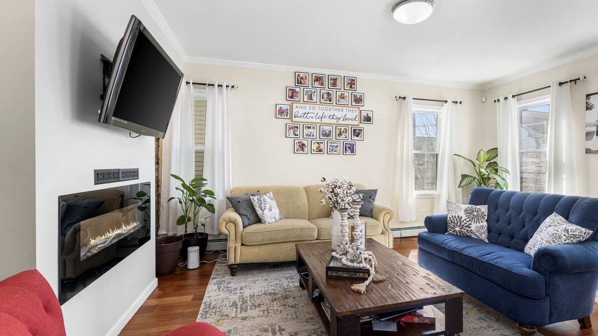 Smith Hill Apartment | Eco Lux stay in Providence with chefs kitchen & large living spaces+EV charging