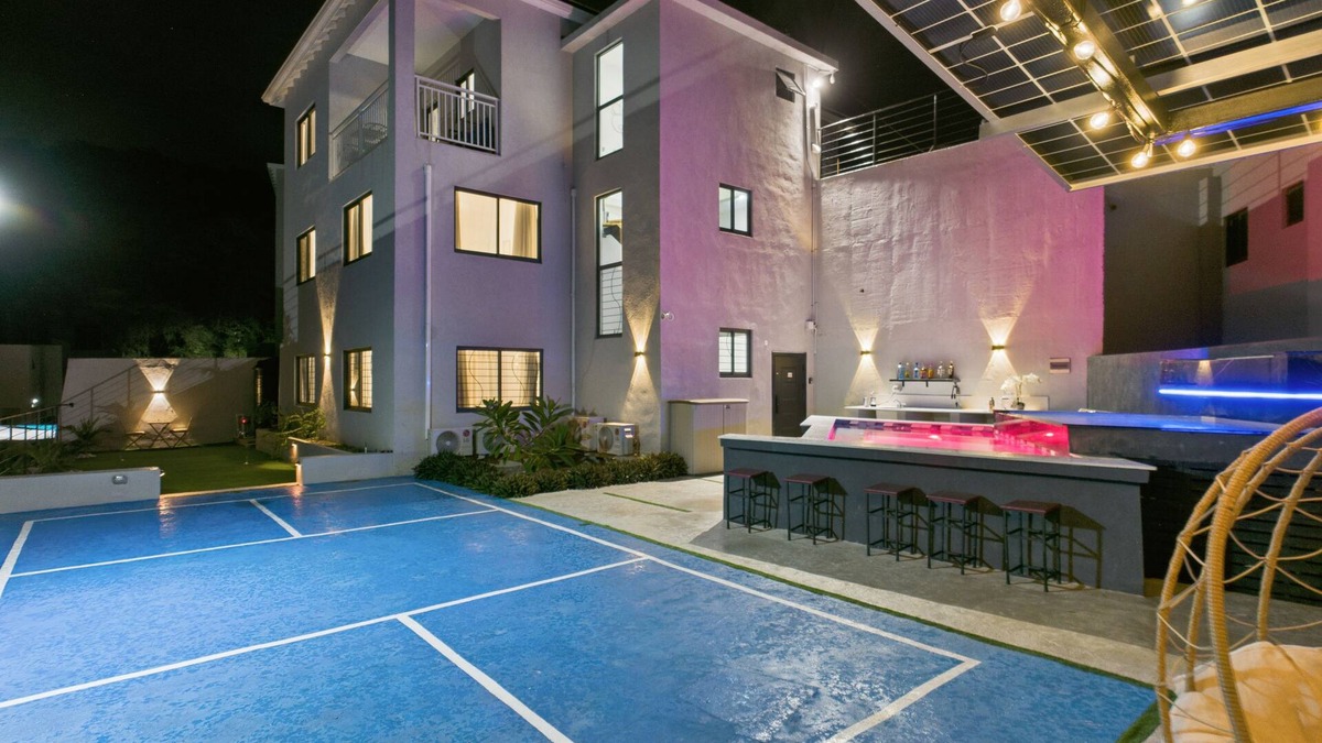 Runaway Bay Villa | Eco-Luxe Ocean View 6-bed villa with Pool-Pickleball-Golf-Gated-WiFi & AC for 10
