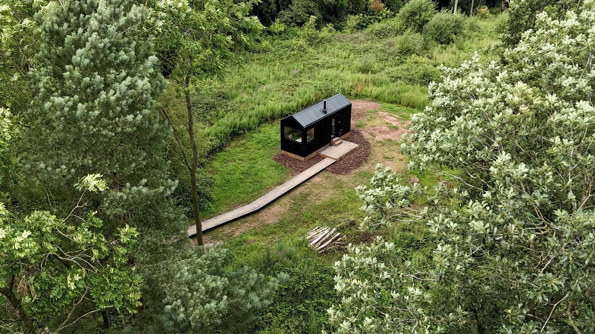 Tarporley Cabin | Eco Off-Grid Hideaway with Scenic Walks