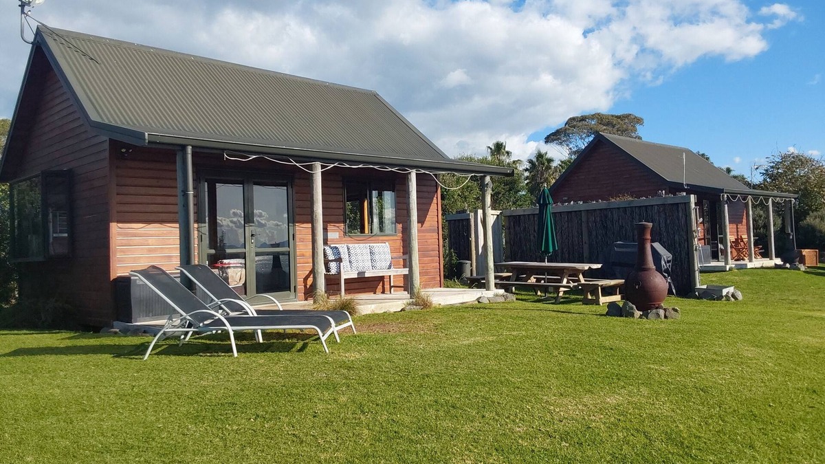 Whakamarama Cabin | Eco retreat in a private beach setting - Pets welcome