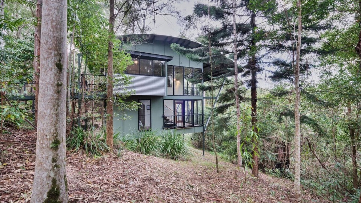 Smiths Creek Ski Chalet | Ecoasis Forest Chalet: Romantic Rainforest Retreat