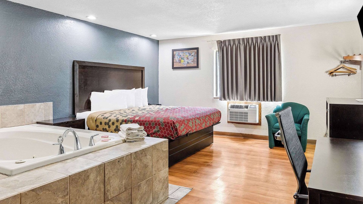 Montrose Hotel | Econo Lodge Akron Copley Northwest