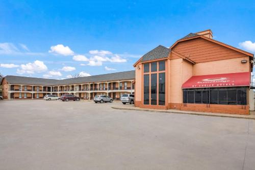 North Burnet Cabin | Econo Lodge Austin North near The Domain