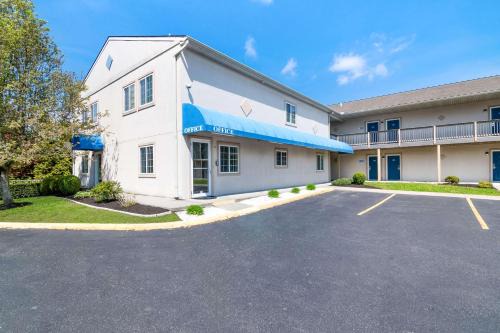 Bethel Cabin | Econo Lodge Bethel - Danbury