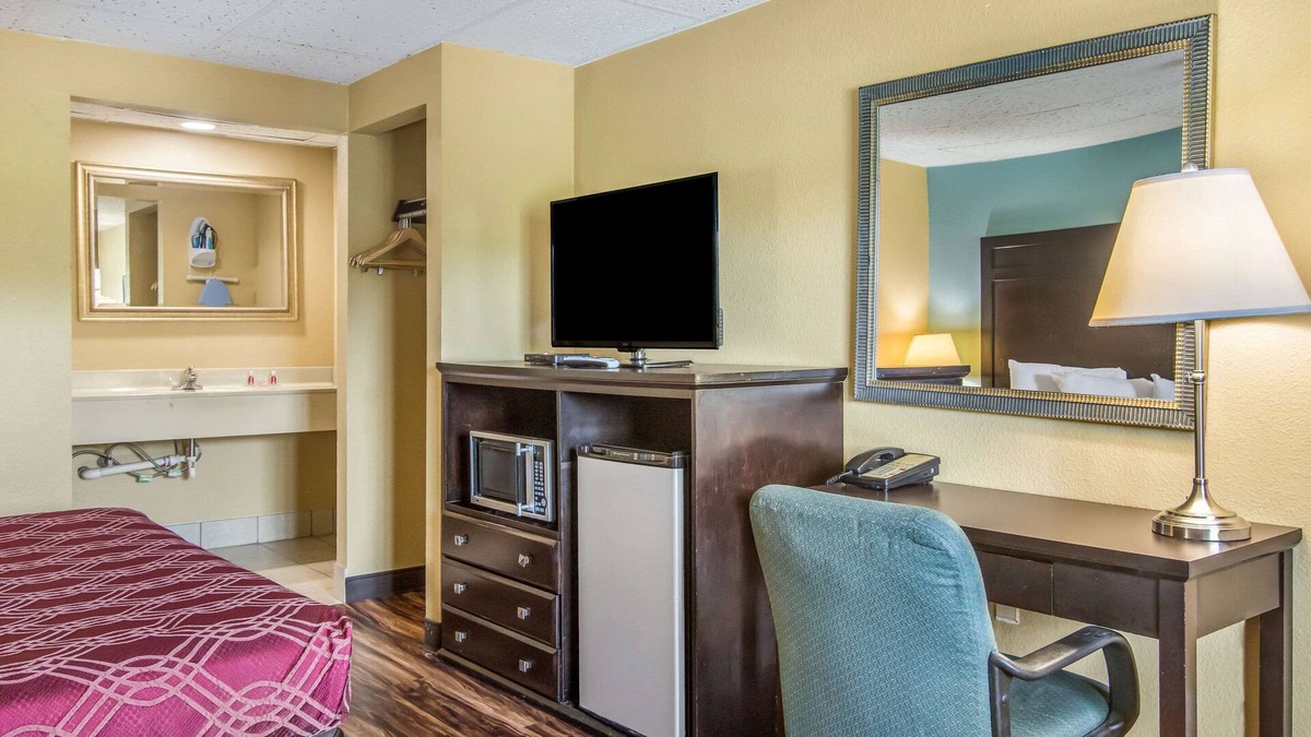 Derrick City Hotel | Econo Lodge Bradford