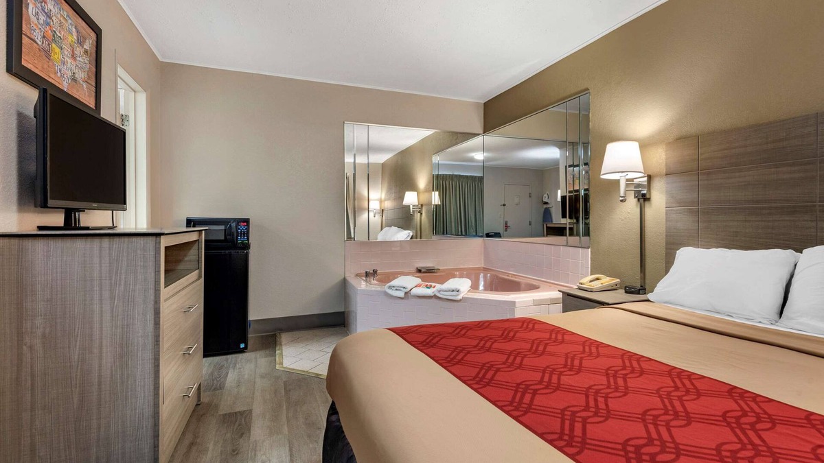 DeWitt Hotel | Econo Lodge Dewitt I-90