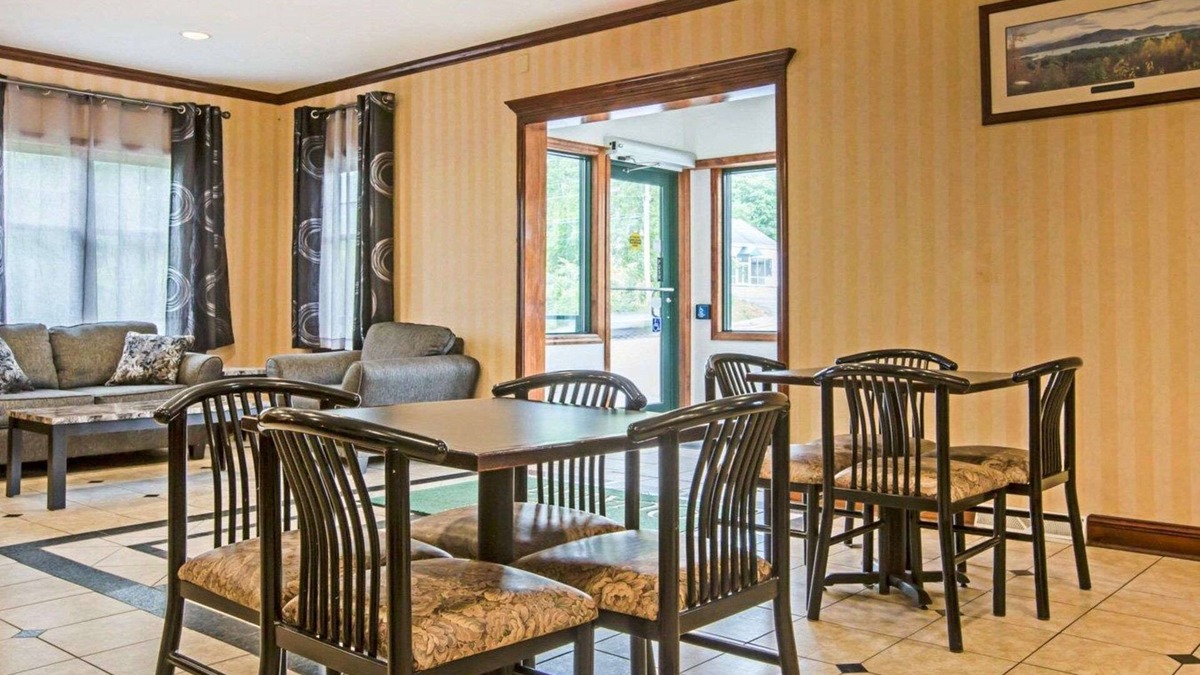 Queensbury Hotel | Econo Lodge Glens Falls/Lake George