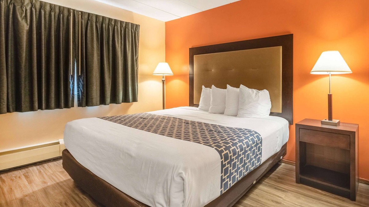Windsor Locks Hotel | Econo Lodge Inn & Suites Windsor Locks Bradley Airport