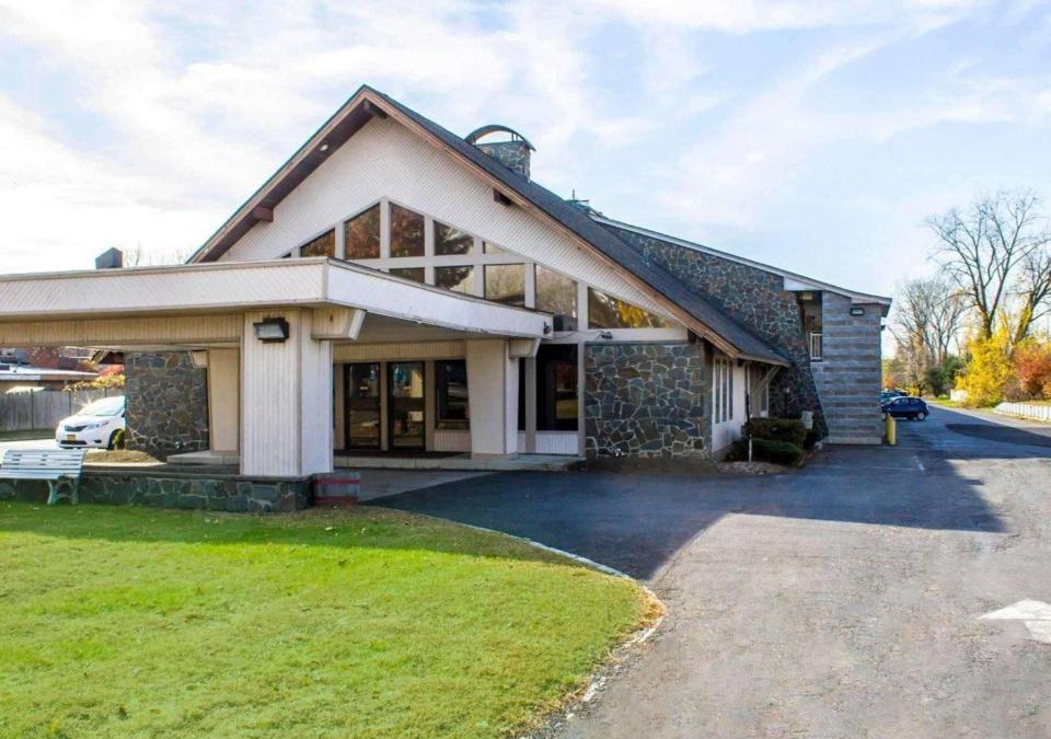 Colonie Hotel | Econo Lodge Inn & Suites Colonie Center Mall