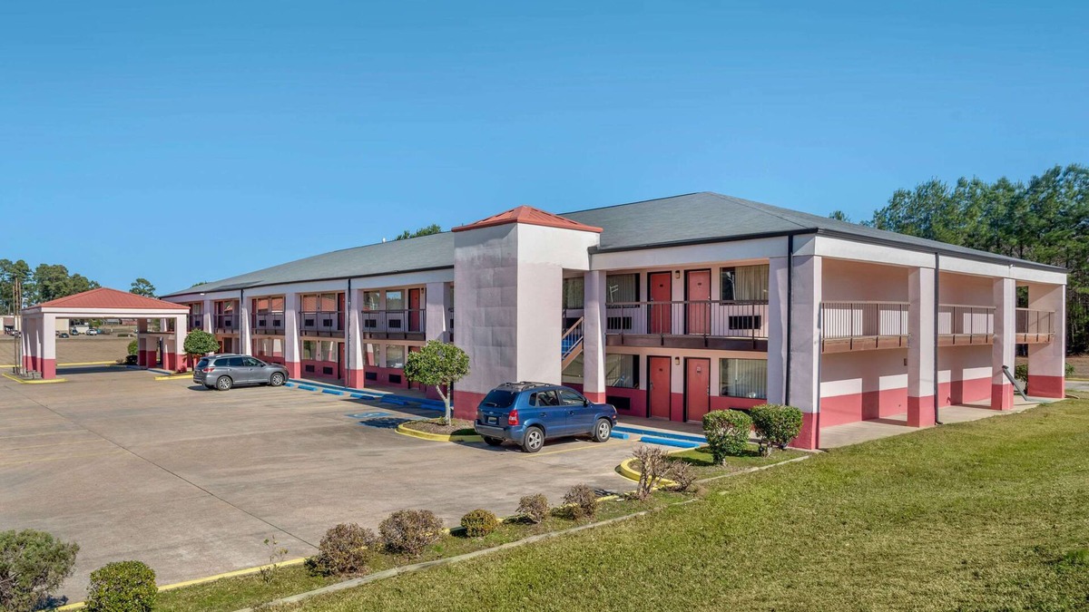 Forest Hotel | Econo Lodge Inn & Suites Forest