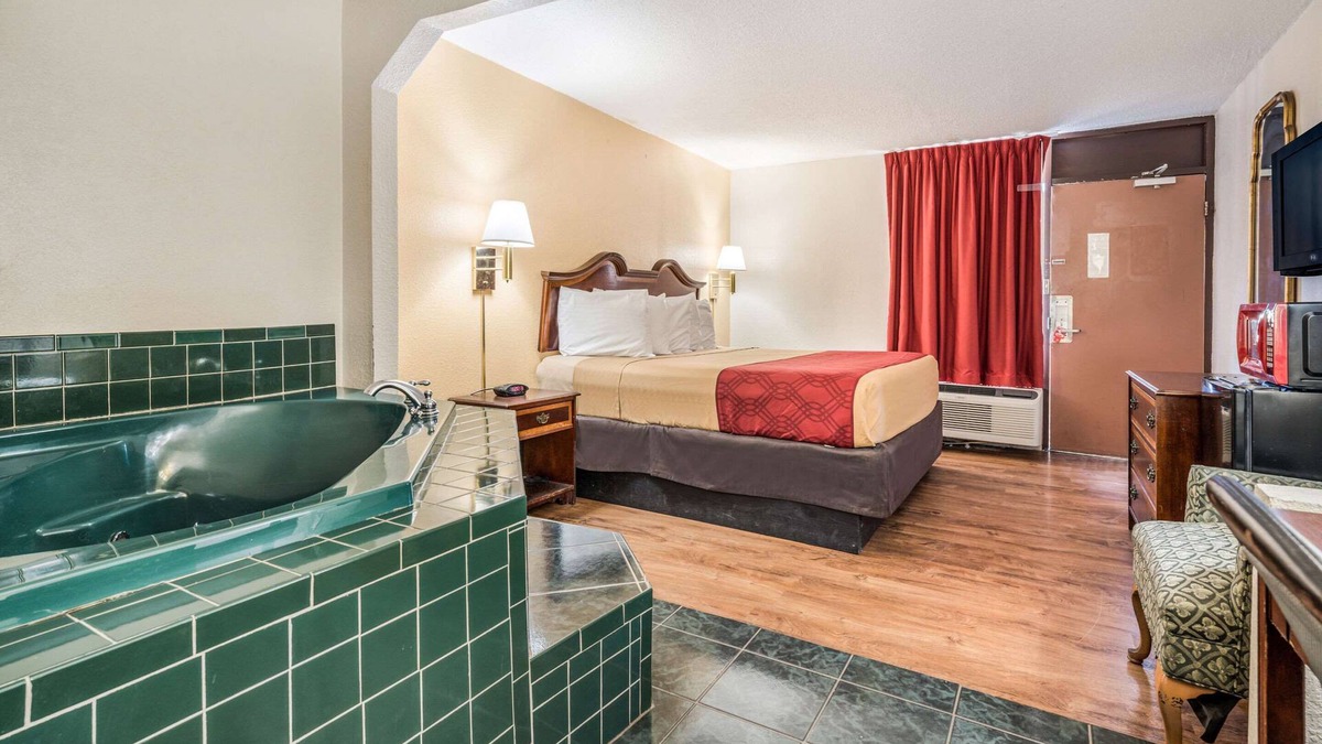 Macon Hotel | Econo Lodge Inn & Suites Macon West