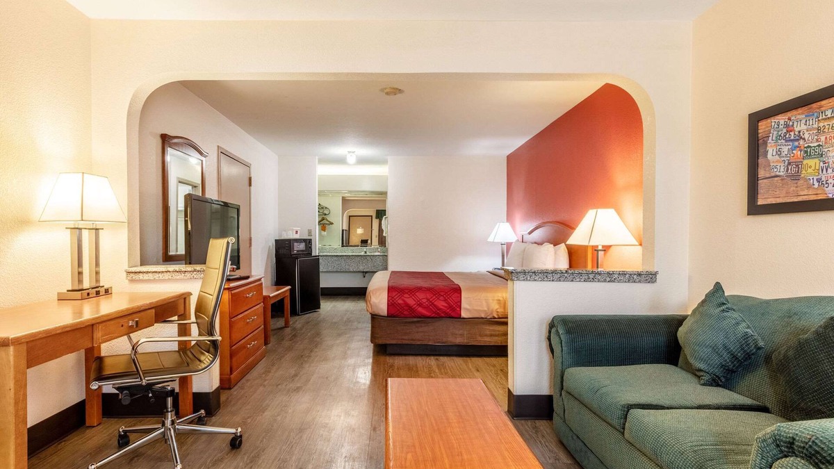 Ellendale Hotel | Econo Lodge Inn & Suites Memphis East