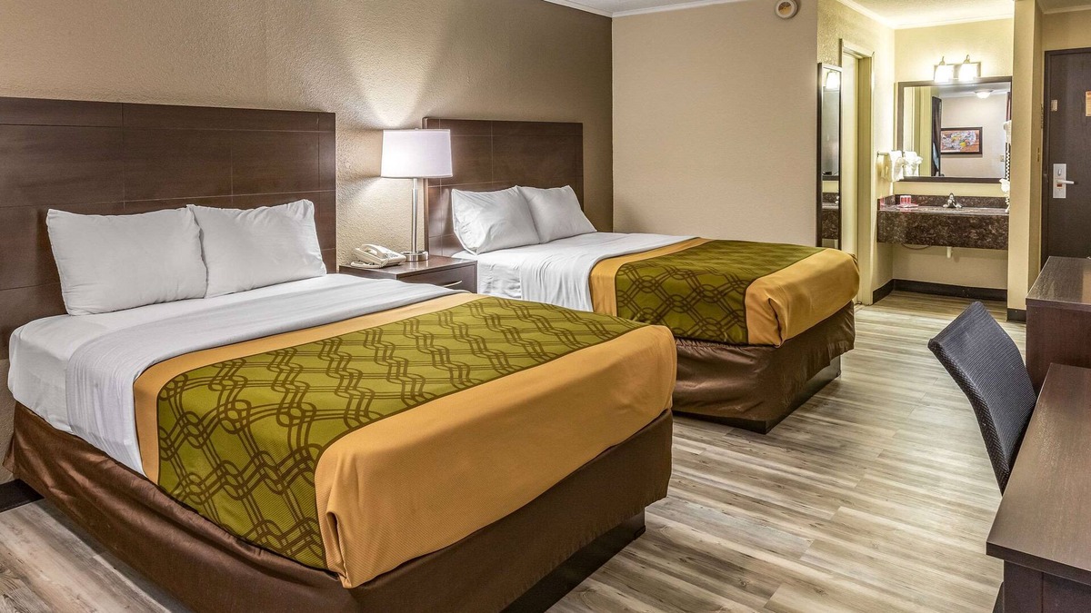 Newton Hotel | Econo Lodge Inn & Suites Newton