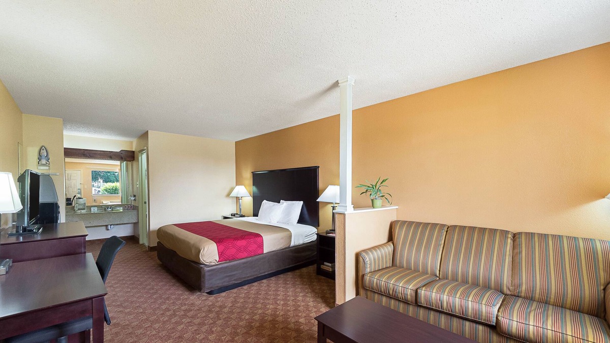 Government Hill Hotel | Econo Lodge Inn & Suites San Antonio near Frost Bank Center