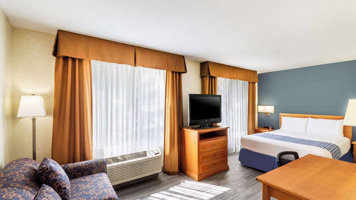 Banff Trail Hotel | Econo Lodge Inn & Suites University