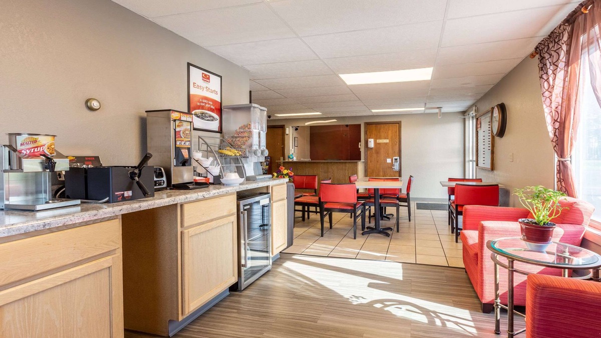Escanaba Hotel | Econo Lodge Inn & Suites