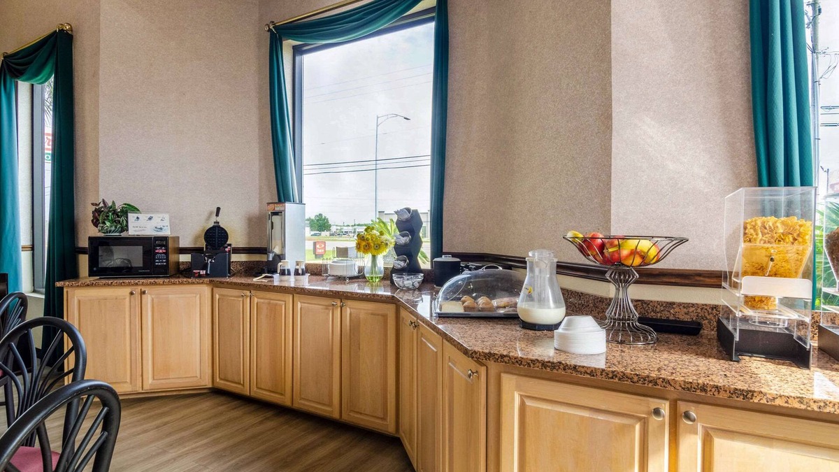 Gulfport Hotel | Econo Lodge Inn & Suites