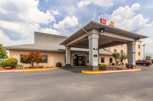 Middletown Hotel | Econo Lodge Inn & Suites