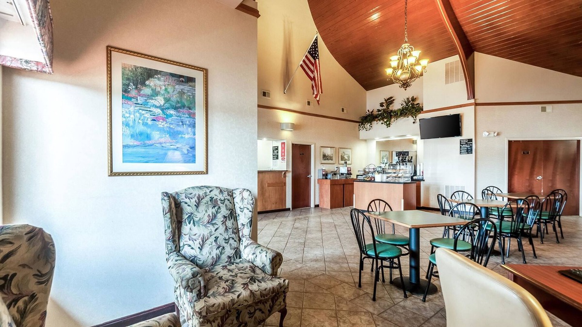 Middletown Hotel | Econo Lodge Inn & Suites