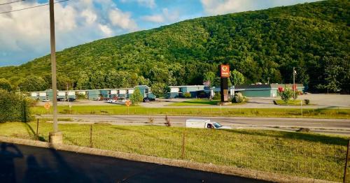 Norton Hotel | Econo Lodge Inn & Suites