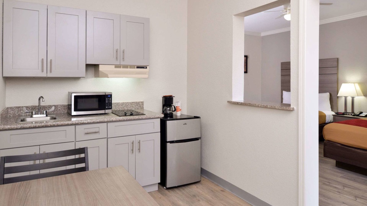 Lakeview  Jefferson County Hotel | Econo Lodge Inn & Suites Port Arthur near Sabine Pass