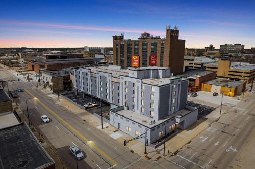Waterloo Hotel | Econo Lodge Inn & Suites