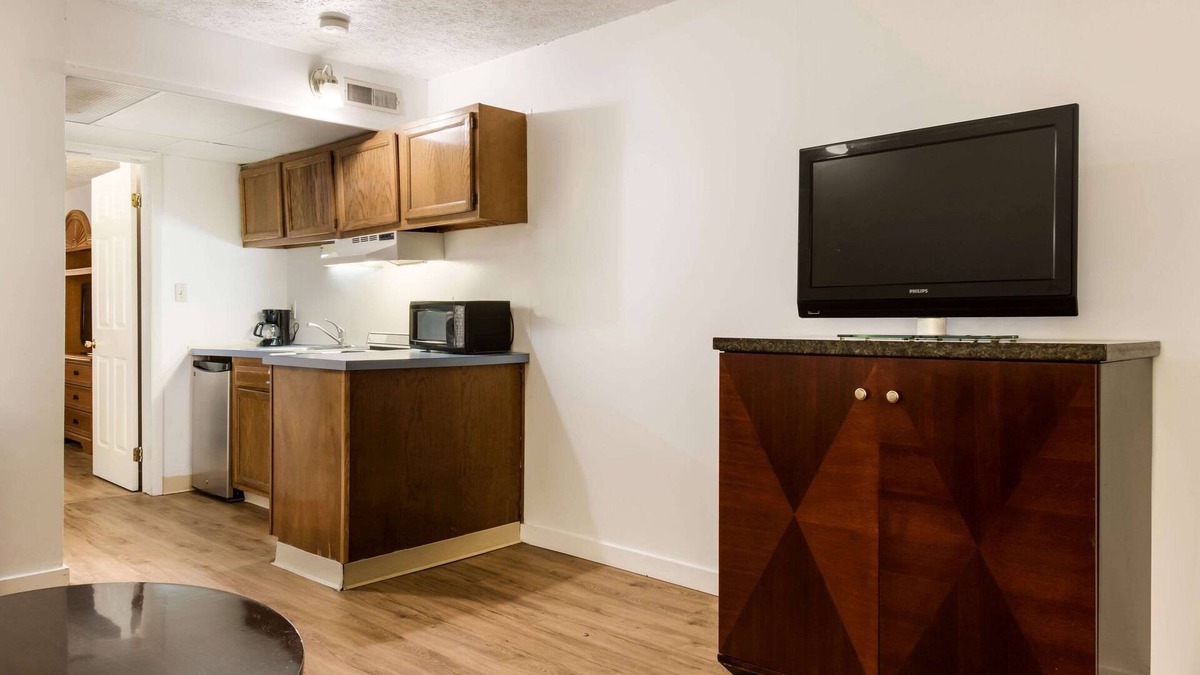 White Haven Hotel | Econo Lodge Inn & Suites Lake Harmony - Pocono Mountains Area