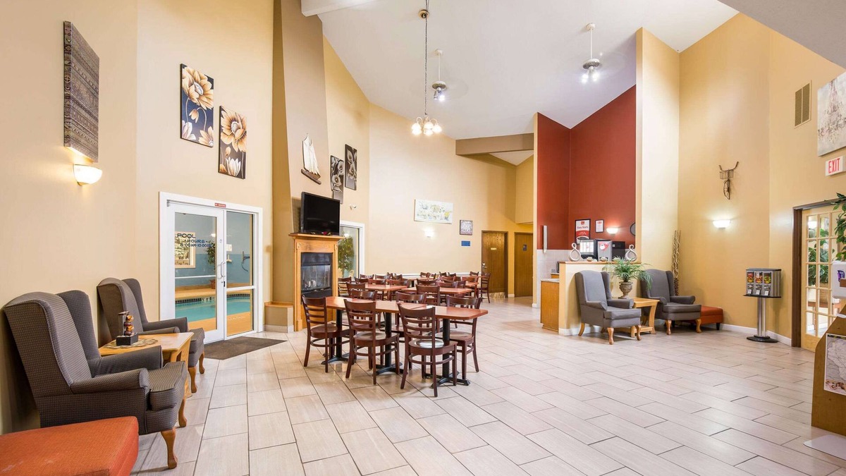 Lake Mills Hotel | Econo Lodge Lake Mills