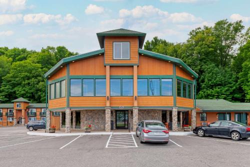 Upper Peninsula Michigan Cabin | Econo Lodge Lakeview