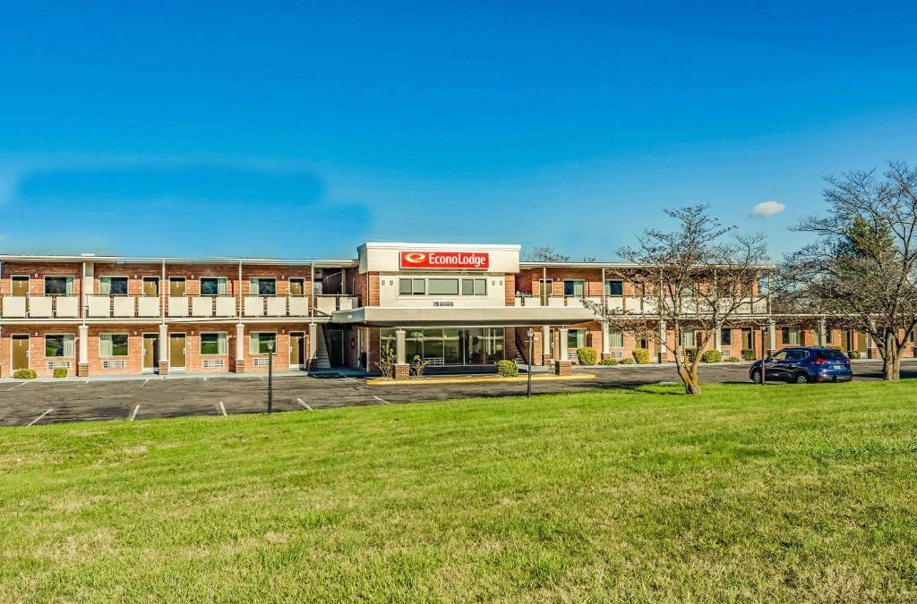 Lexington Cabin | Econo Lodge Lexington Downtown near I-81