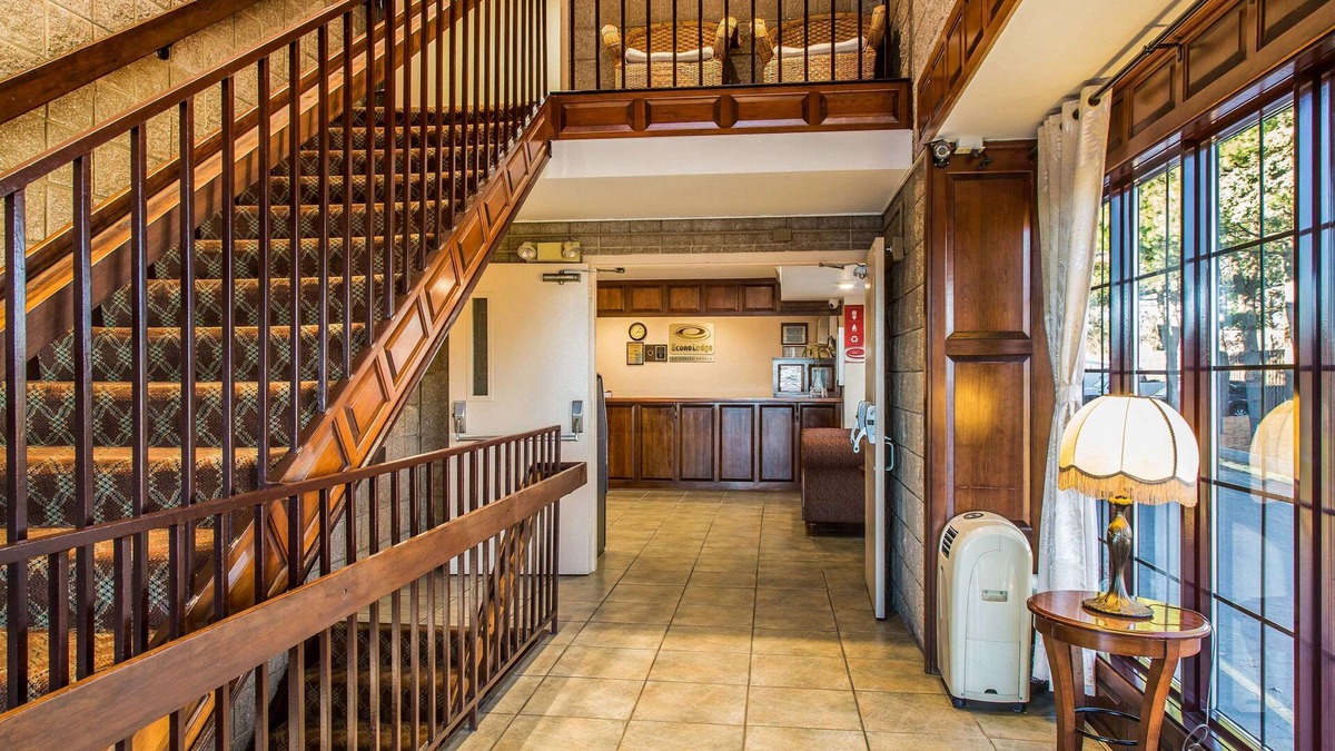 Milldale Hotel | Econo Lodge Milldale - Southington