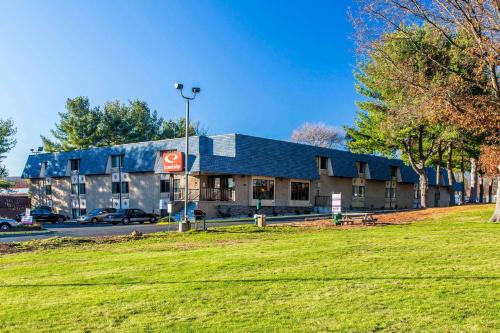 Milldale Cabin | Econo Lodge Milldale - Southington