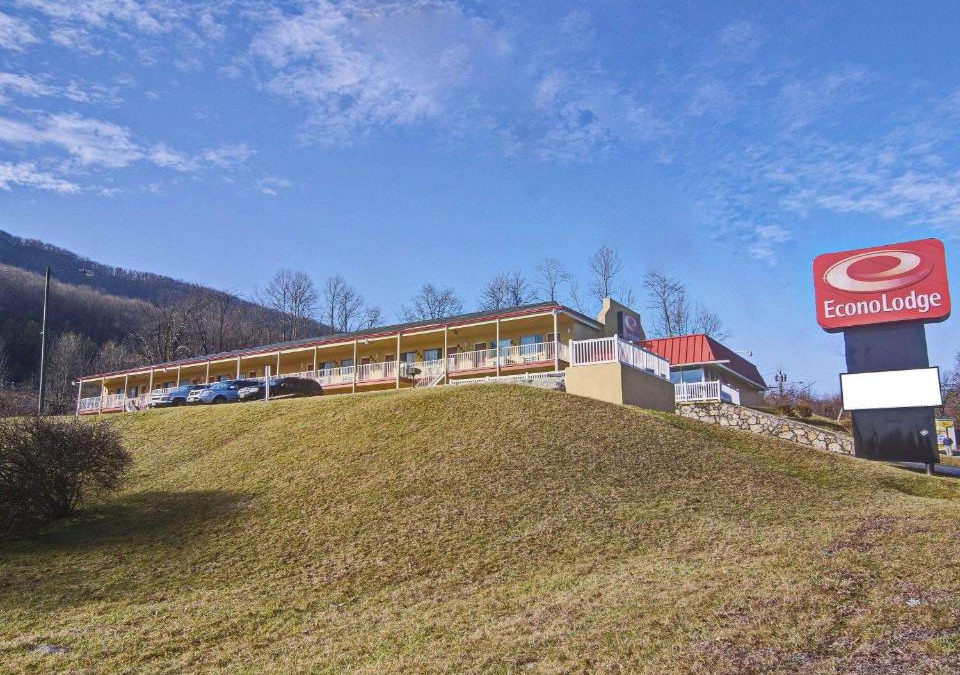 Bluefield Cabin | Econo Lodge Near Bluefield College