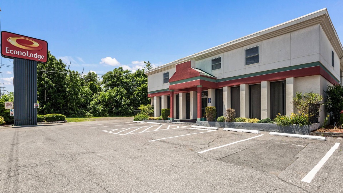 Vails Gate Hotel | Econo Lodge Near Stewart Inter