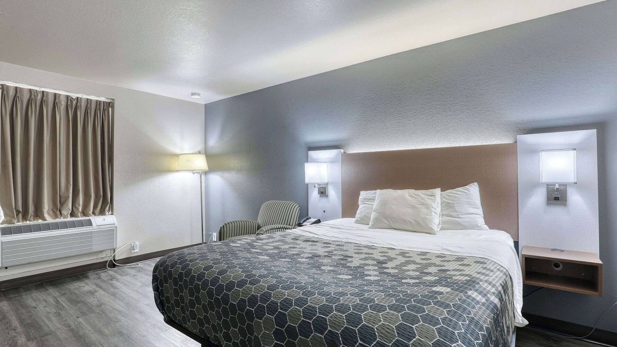 Neenah Hotel | Econo Lodge Neenah