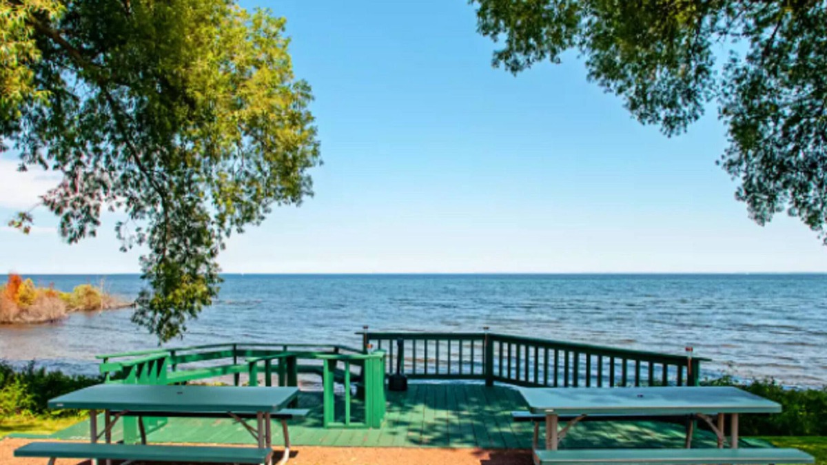 Menominee Hotel | Econo Lodge on the Bay