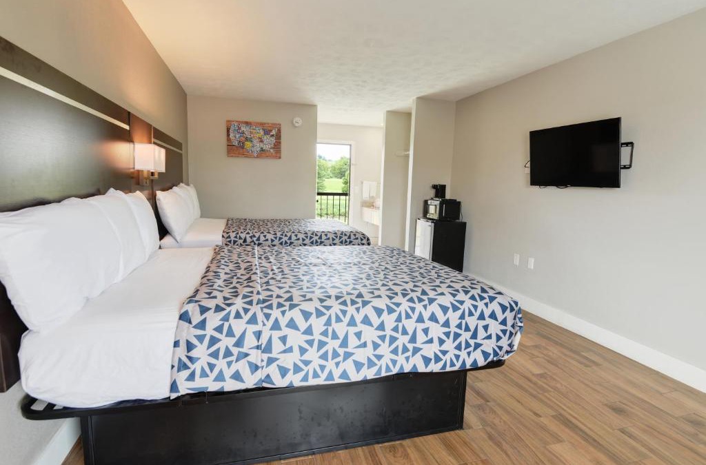Sevierville Cabin | Econo Lodge Sevierville-Pigeon Forge on the River