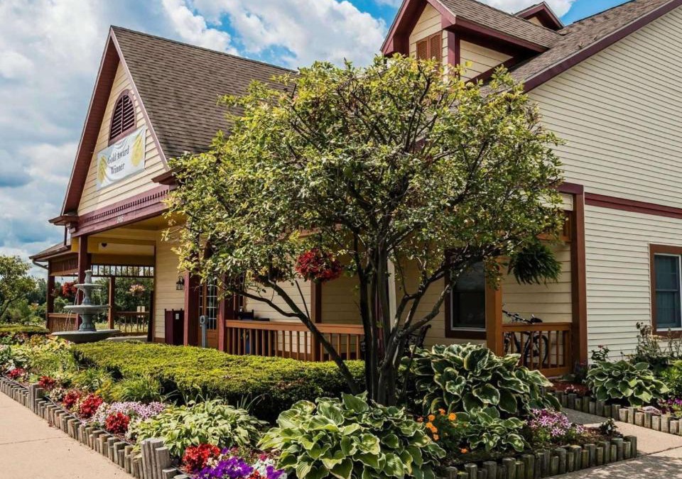 Grand Rapids Cabin | Econo Lodge & Suites Grand Rapids Airport