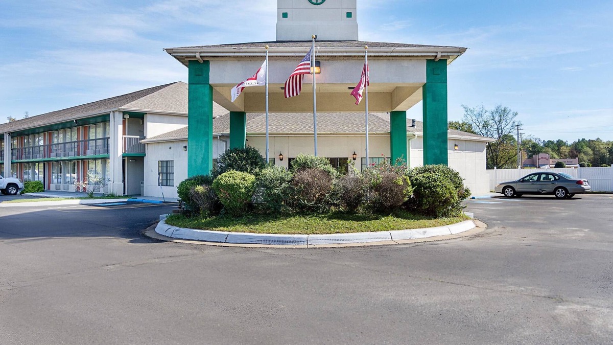Caddo Valley Hotel | Econo Lodge