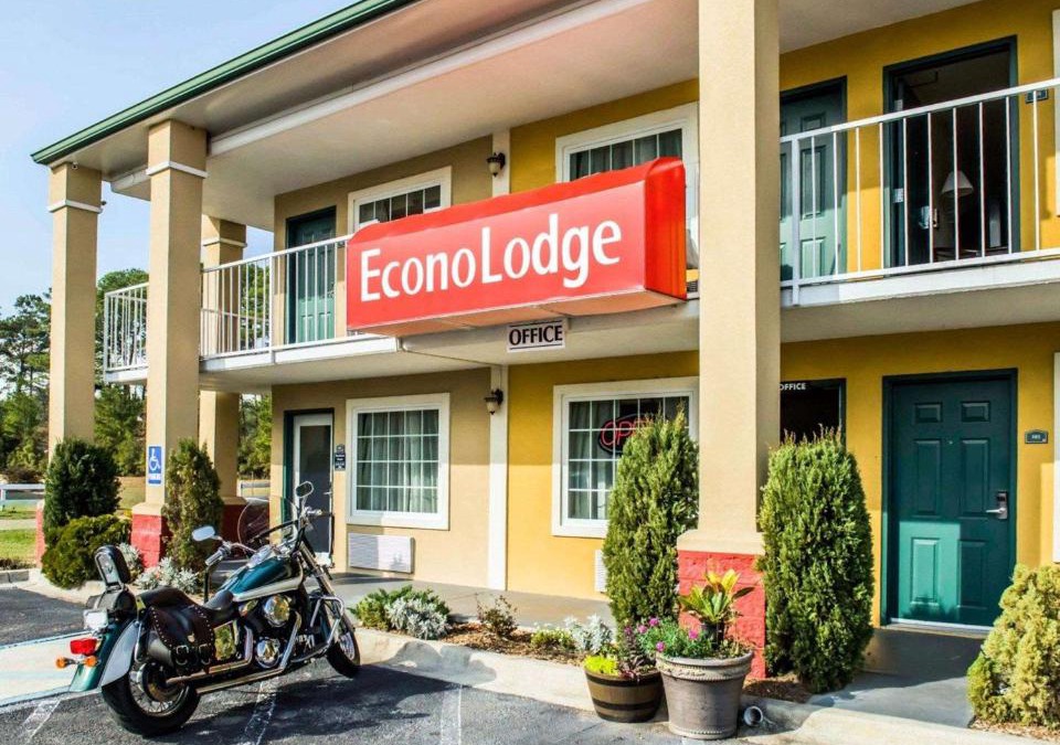 Lloyd Cabin | Econo Lodge