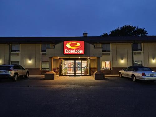 Iselin Cabin | Econo Lodge Woodbridge
