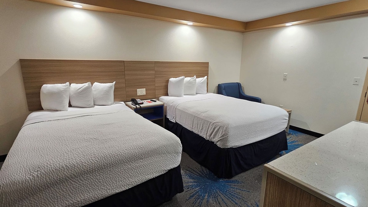 Iselin Hotel | Econo Lodge Woodbridge