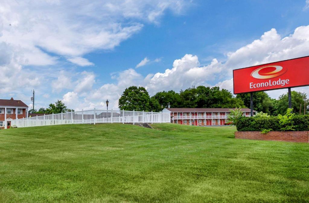 Woodstock Cabin | Econo Lodge Woodstock - Shenandoah Valley I-81