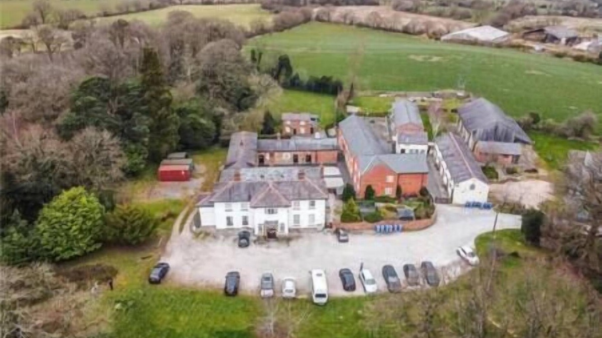 Mynydd Isa House | Economy Double Room Private Bathroom Free Wi-Fi Walk-in Shower