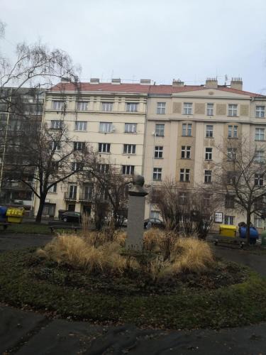 Kosire Apartment | Economy flat 18 minutes from Vaclavske namesti