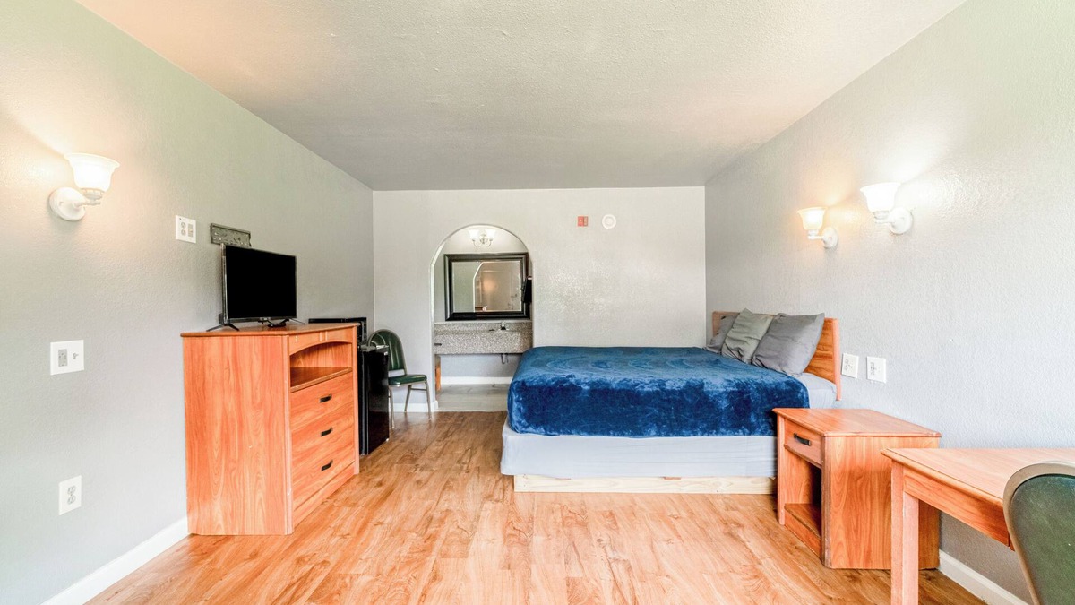 Livingston Hotel | Economy Inn By OYO Livingston TX Hwy 59