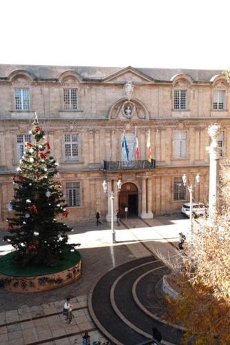 Aix-en-Provence Historic Centre Apartment | Ecrin au cœur d'Aix-Vue sur la Place de la Mairie