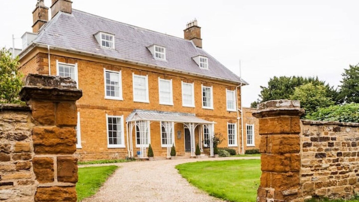 Earls Barton Hotel | "ecton House- Palmer Suite-near Silverstone"